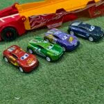 cars series camion porte voiture + sercuit (1mètre )mc Queen + 4 voitures métal