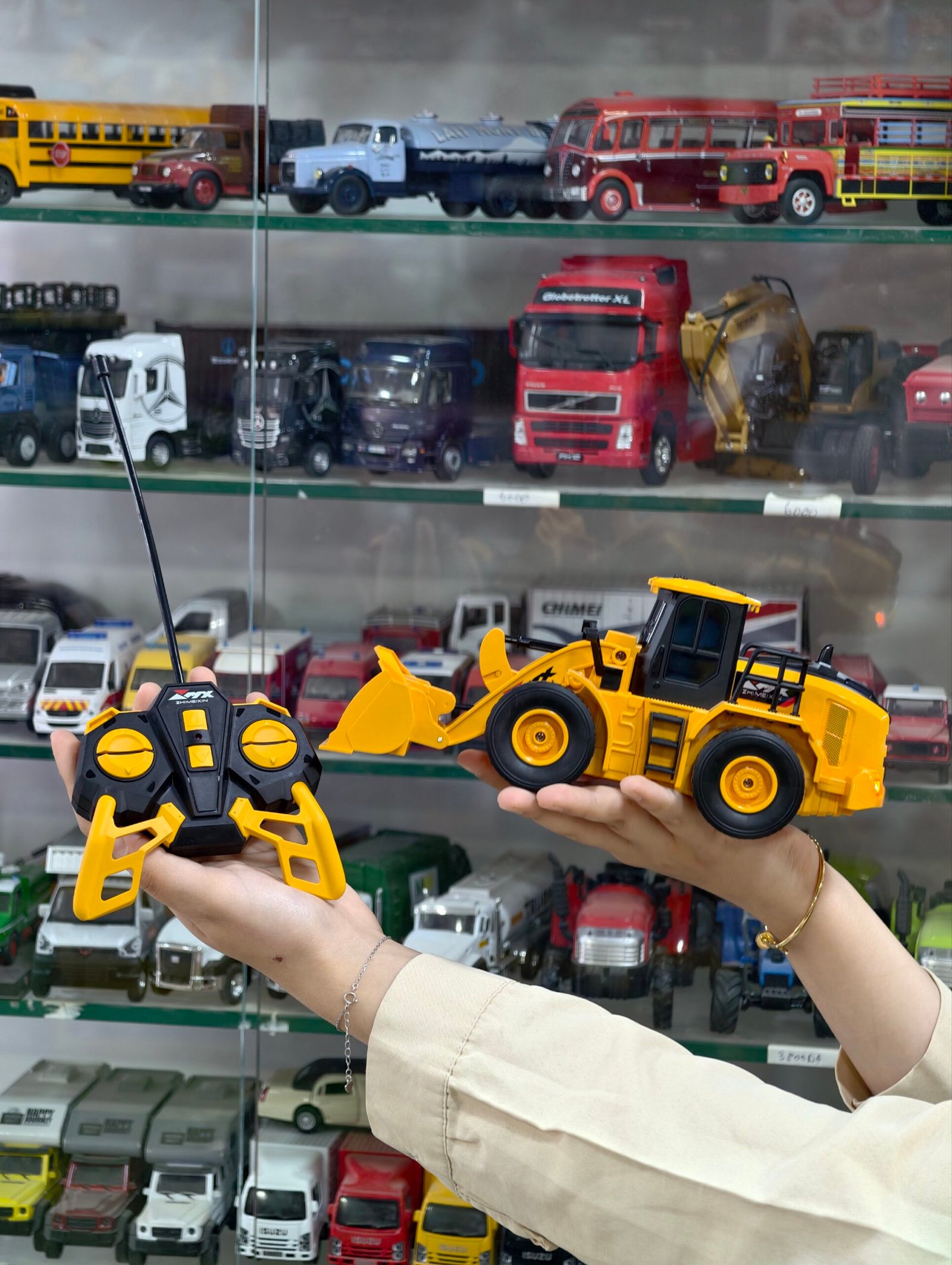 2026/04/1000046585-scaled.jpg Engin chargeur R/C télécommandé - الصورة 1